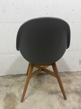 Silla PVC Gris Patas Madera