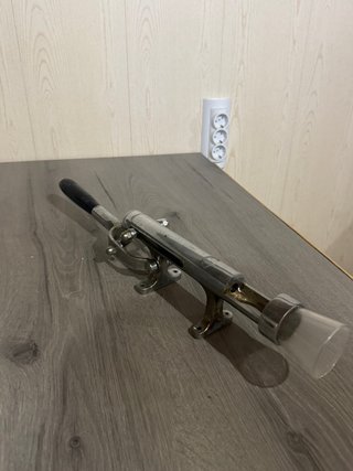 Descorchador de pared metálico