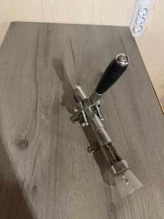 Descorchador de pared metálico