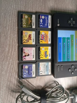 Nintendo DSi nera con 8 giochi e caricatore