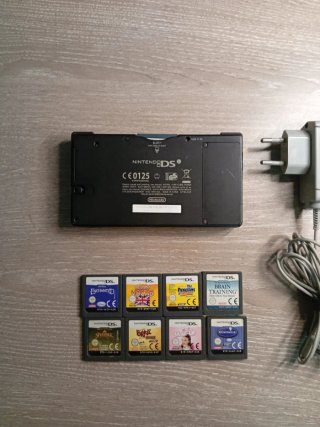 Nintendo DSi nera con 8 giochi e caricatore