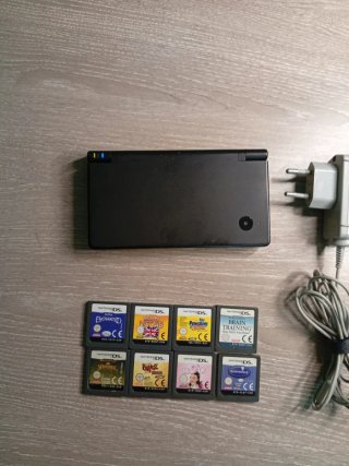 Nintendo DSi nera con 8 giochi e caricatore