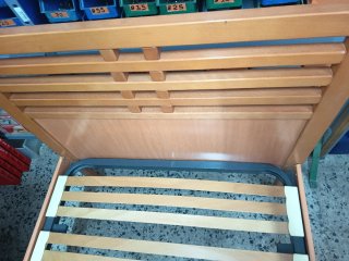Cama de madera marrón