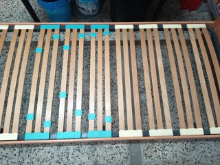 Cama de madera marrón