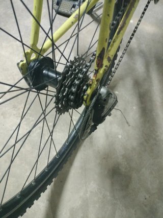 Bicicleta BTT amarilla