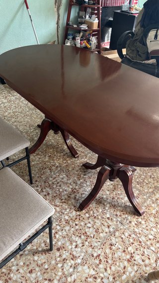 Mesa de comedor ovalada de madera