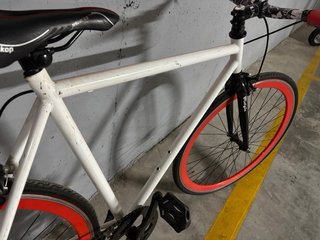 Bicicleta Fixie Blanca Ruedas Rojas