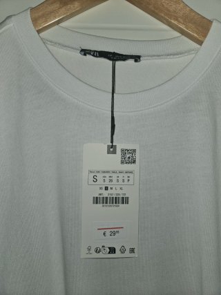 Vestido blanco y dorado de Zara