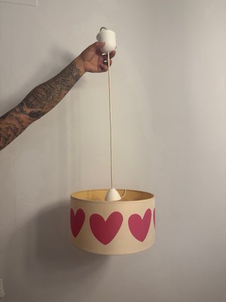 Lámpara de tela con corazones rosas