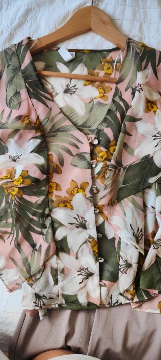 Blusa floral rosa y verde