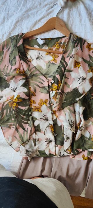 Blusa floral rosa y verde