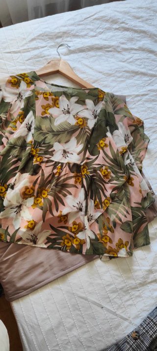 Blusa floral rosa y verde