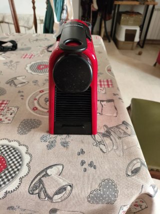 Cafetera Nespresso Essenza Mini Roja