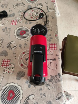 Cafetera Nespresso Essenza Mini Roja