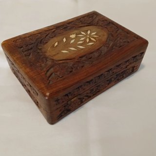 Vecchia scatola in legno intagliata a mano