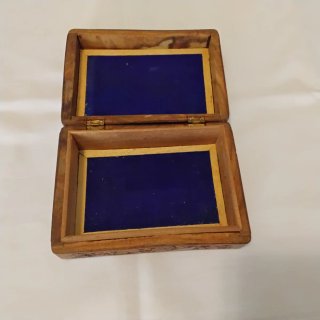 Vecchia scatola in legno intagliata a mano
