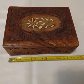 Vecchia scatola in legno intagliata a mano
