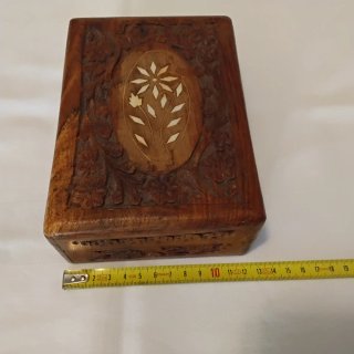 Vecchia scatola in legno intagliata a mano