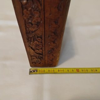 Vecchia scatola in legno intagliata a mano