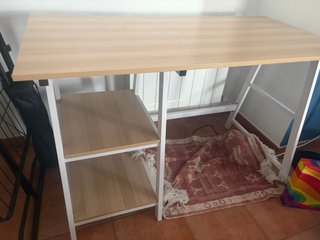 Escritorio madera y metal con estantería