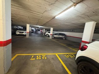 Garaje en venta en Les Planes en Hospitalet de Llobregat, L´