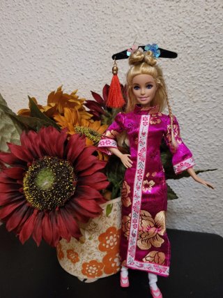 Muñeca Barbie con vestido tradicional