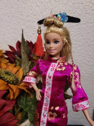 Muñeca Barbie con vestido tradicional