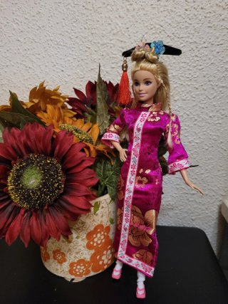 Muñeca Barbie con vestido tradicional