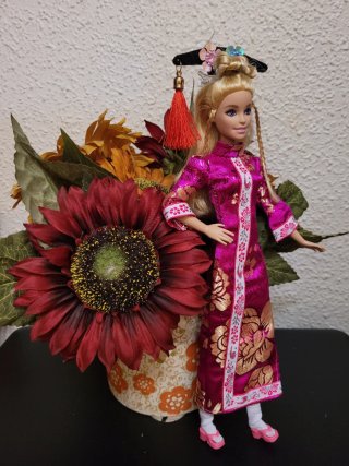 Muñeca Barbie con vestido tradicional