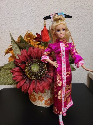 Muñeca Barbie con vestido tradicional
