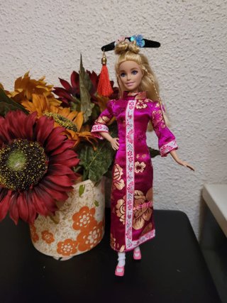 Muñeca Barbie con vestido tradicional