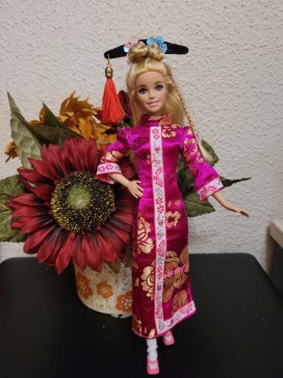 Muñeca Barbie con vestido tradicional