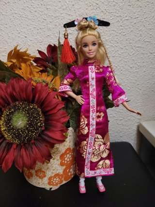 Muñeca Barbie con vestido tradicional