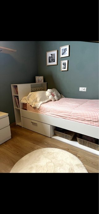 Cama individual blanca con almacenaje