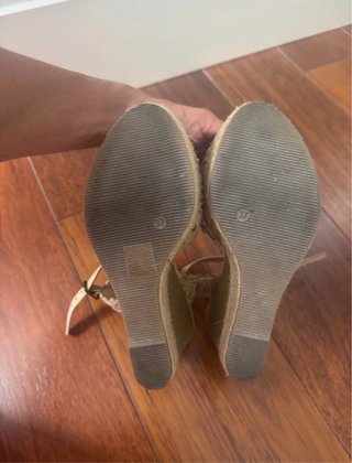 Sandalias cuña beige