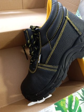 Calzado. Botas de Seguridad Negras Talla 44 Nuevas