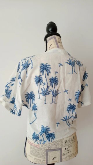 Blusa blanca con palmeras azules