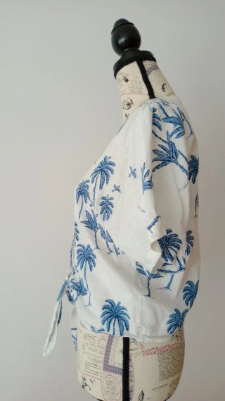 Blusa blanca con palmeras azules