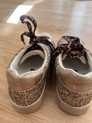 Zapatillas doradas con estrellas y cordones animal