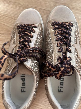 Zapatillas doradas con estrellas y cordones animal