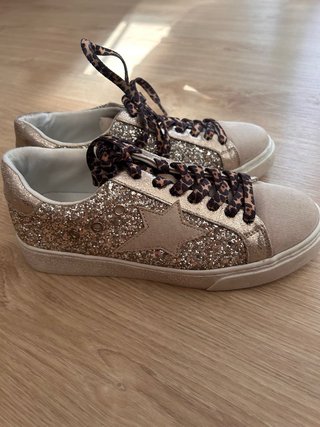 Zapatillas doradas con estrellas y cordones animal
