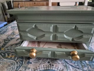 Joyero o decoración verde con detalles dorados