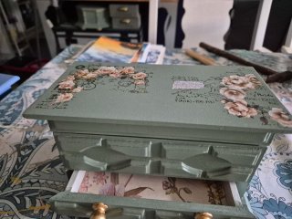 Joyero o decoración verde con detalles dorados