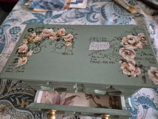 Joyero o decoración verde con detalles dorados