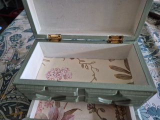 Joyero o decoración verde con detalles dorados