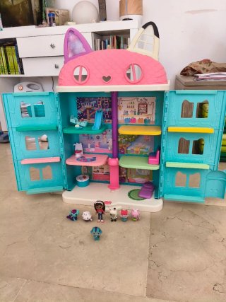 Casa de muñecas Gabby con figuras