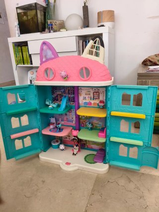 Casa de muñecas Gabby con figuras