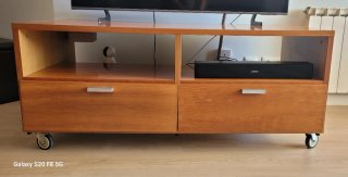Mueble TV madera cerezo con ruedas