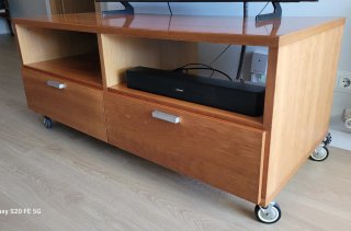 Mueble TV madera cerezo con ruedas