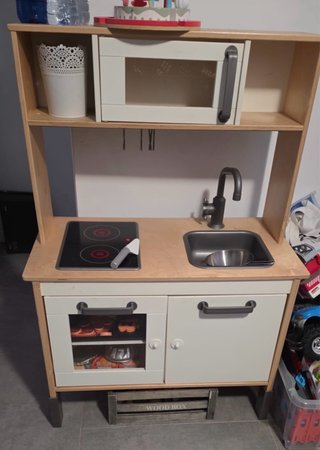 Cocina de madera Ikea para niños